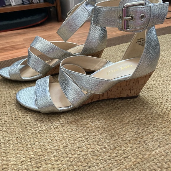 Nine West Silver Wedges Size 7 - Picture 6 of 6